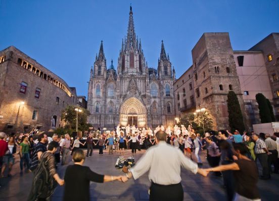 Sardana frente a la Catedral de Barcelona
