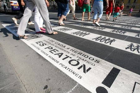 pasos-cebra-pintados-advertencia-peatones