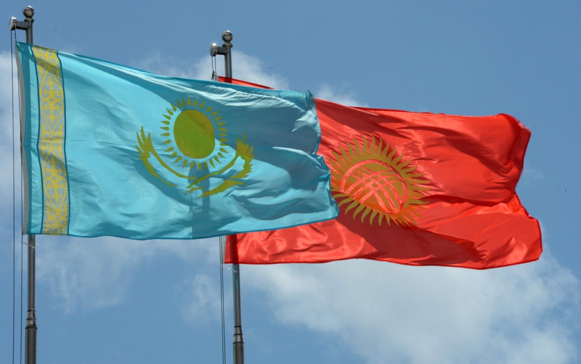 kirguistán Kirguistán y Kazajistán. Viajando por libre kazakhstan kyrgyzstan waving flags