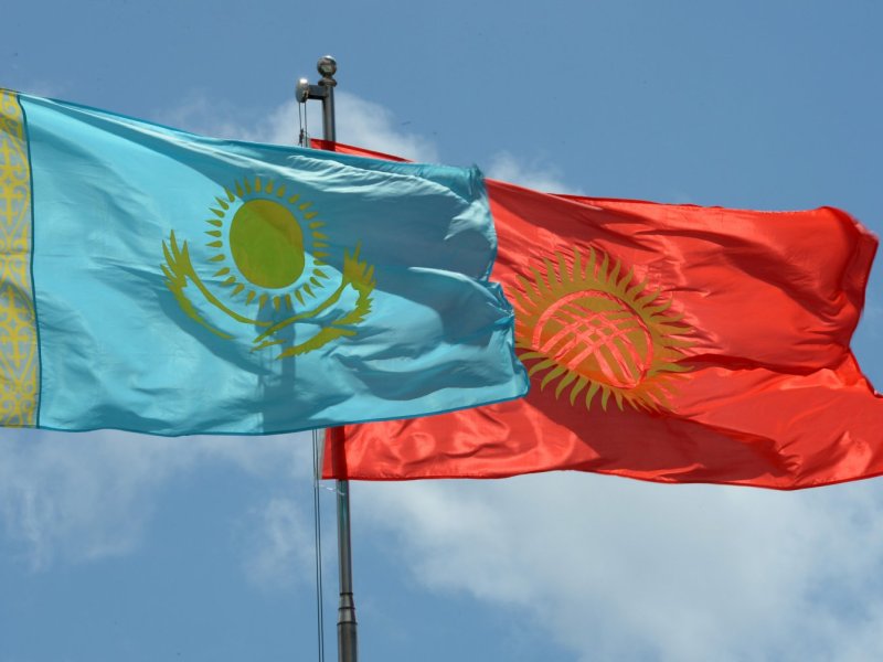 kirguistán Kirguistán y Kazajistán. Viajando por libre kazakhstan kyrgyzstan waving flags