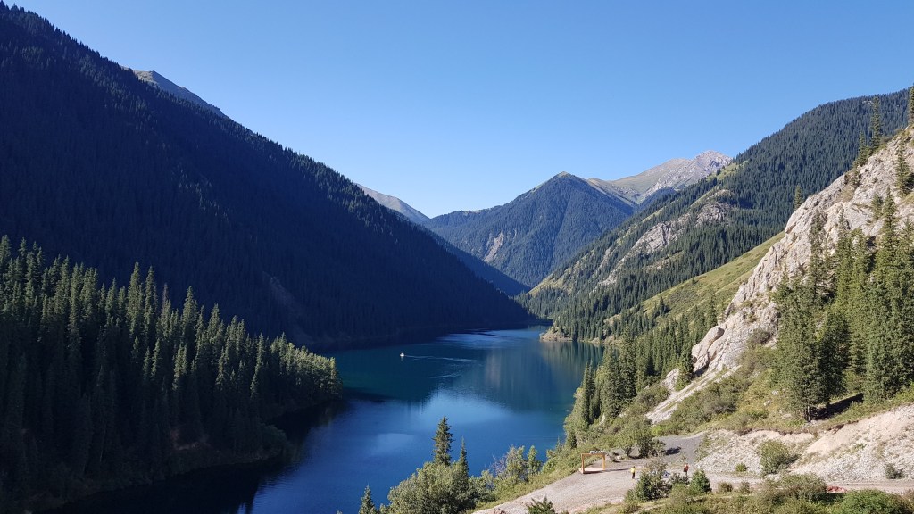 primera vista de los lagos kolsai. Aquí el kolsai 1 lagos kolsai Descubre la belleza de los lagos Kolsai en Kazajistán 20220804 083830 1024x576
