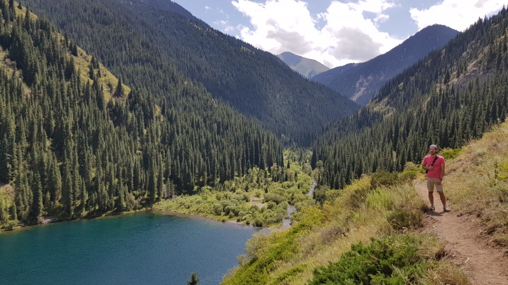 orilla final del lago kolsai 1 e inicio del trekking al kolsai 2 lagos kolsai Descubre la belleza de los lagos Kolsai en Kazajistán 20220804 132401 1024x576