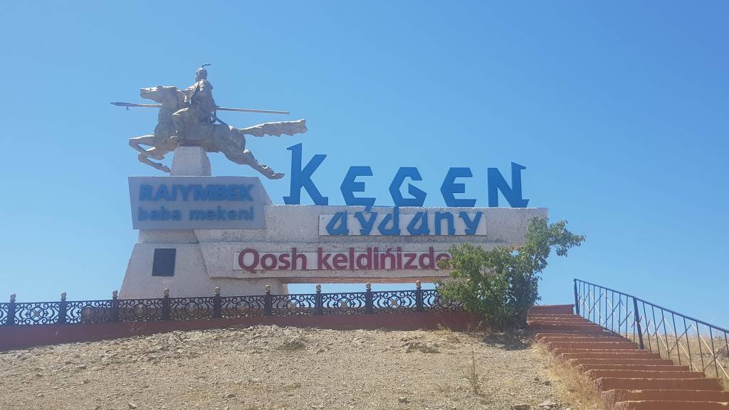 cañón charyn. una de las señales que indican la cercanía a la entrada cañón charyn Cañón Charyn: una maravilla natural en Kazajistán 20220805 1218371 1024x576