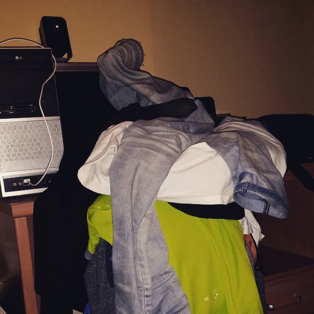 Plan tranqui. Llegando a las 5am a casa. Asi queda la ropa mia y la de todos los q celebrais #añonuevo.  Tirada donde cae. Total. Mañana  se recoge. #feliz2015 #felizañonuevo #barcelona #bcn #2015 #newyear