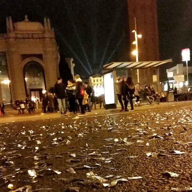 Solo papeles. Ni un #caramelo en el suelo...y tampoco fuegosartificiales....voy a por mi carbón y a dormir #cabalgataTVE #cavalcadabcn