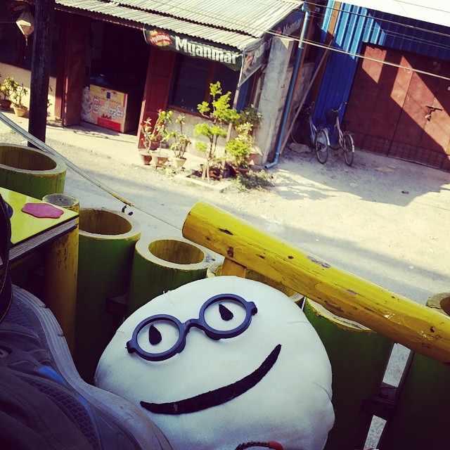 @stabri se ha pegado tal panzada en el #lagoinle que se va a echar cacho'siesta ahora de camino a #yangon #viajes #viajar #travel #turismo #tourism #travel #trip #asia #myanmar #burma #birmania