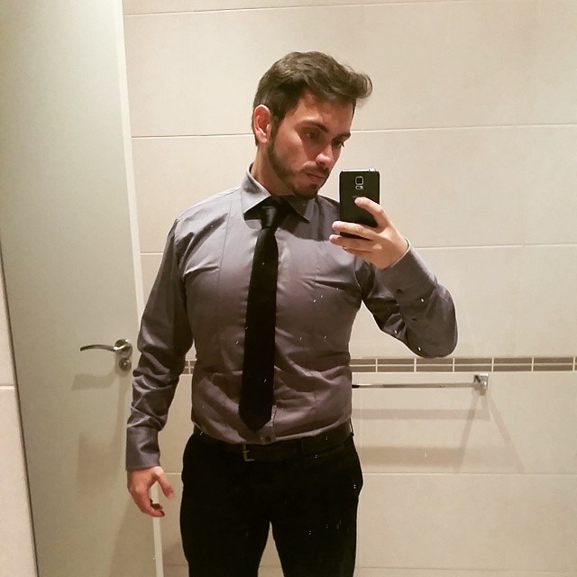 Librar por la mañana del #trabajo es #bien. Que te lo digan despues de 1 hora de trabajo por que no hay faena. Ya no lo es tanto. Pero que te quiten el dia libre que tienes programado por que hoy te dan otro. Es #mal. 
Al menos pillo algo del #sol radiante hoy en #madrid #work #trabajo #traje #suit #corbara #tie #formal