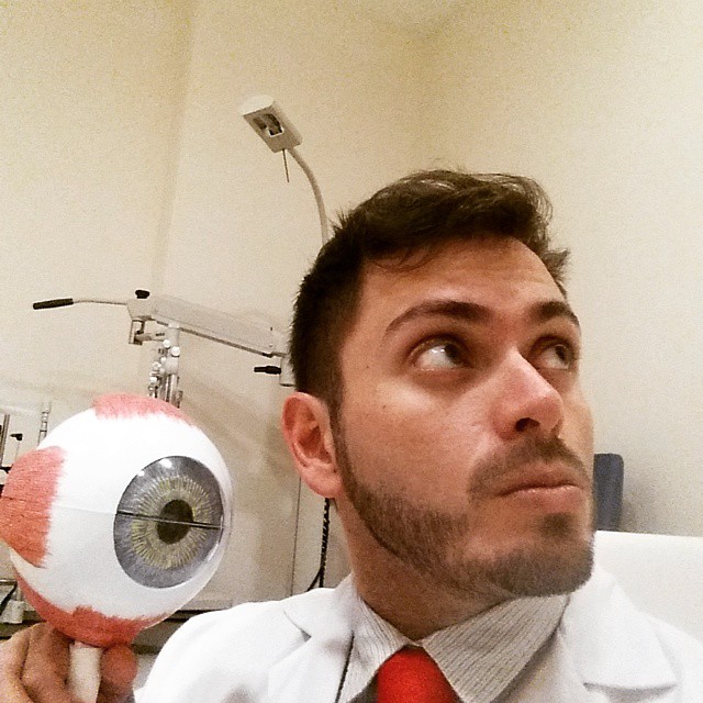 Creo que me siento  observado #ojos #eye #ojo #optico #oftalmologia #lasik ....ultimas 4 horas de trabajo y ya #findesemana #weekend