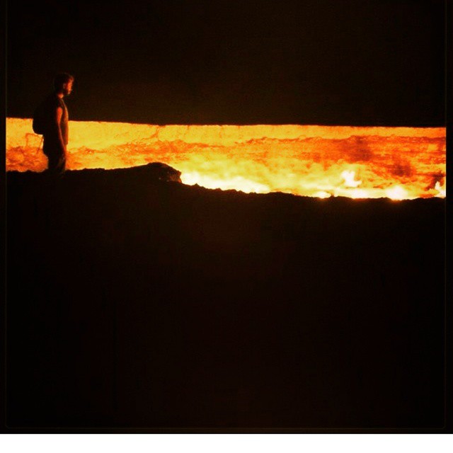 Hoy son las #tertuliasviajeras  en #madrid. Hoy toca que los asistentes hablen de sus #fotos #fotografias . 
Yo participé con esta. Parado en el borde del crater de #darvaza #turkmenistan 
#viajes #viajar #instapic #turismo