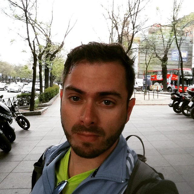 De chandal por #paseodelacastellana camino al #gimnasio #gym #antes de empezar a trabajar. #felizviernes